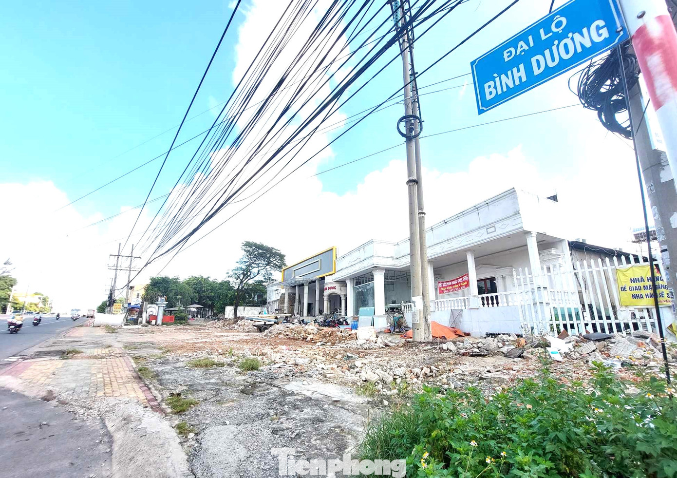 Đối với dự án đầu tư công đã được cấp có thẩm quyền phê duyệt đúng quy định của pháp luật, UBND tỉnh Bình Dương căn cứ theo quyết định phê duyệt dự án, bố trí vốn đầu tư công để thực hiện di dời lưới điện tồn tại trong phạm vi bảo vệ kết cấu hạ tầng giao thông đường bộ trên địa bàn tỉnh.