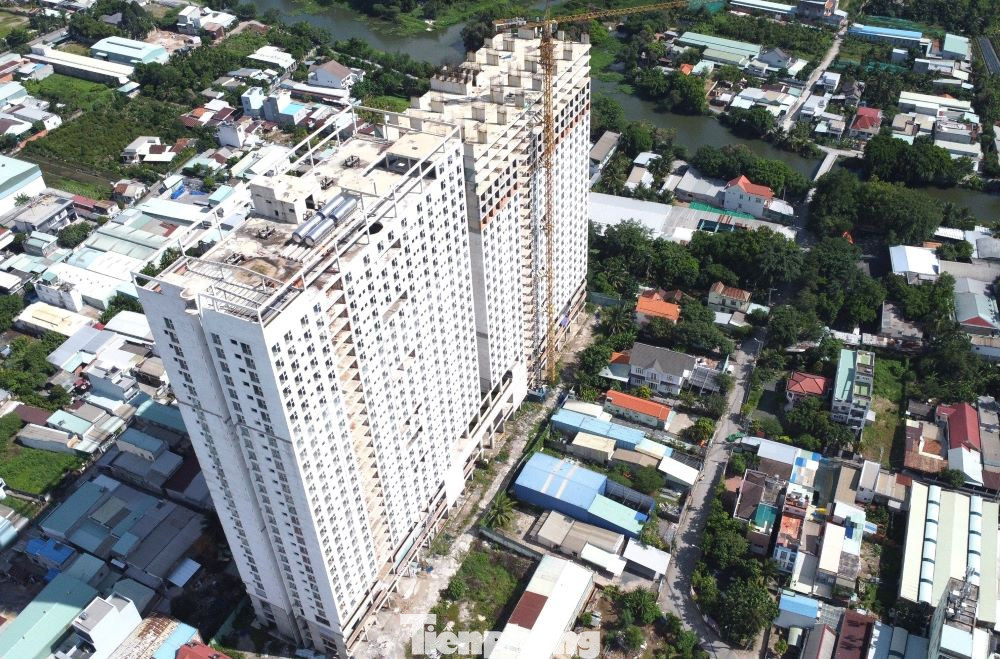 UBND tỉnh Bình Dương đã ra quyết định xử phạt vi phạm hành chính 275 triệu đồng và đình chỉ hoạt động kinh doanh bất động sản đối với Công ty Cổ phần Naviland về hành vi ký Hợp đồng mua bán căn hộ chung cư khi chưa đủ điều kiện. Tuy nhiên, đến nay công ty này vẫn chưa nộp phạt. UBND tỉnh Bình Dương đã ra quyết định xử phạt vi phạm hành chính 275 triệu đồng và đình chỉ hoạt động kinh doanh bất động sản đối với Công ty Cổ phần Naviland về hành vi ký Hợp đồng mua bán căn hộ chung cư khi chưa đủ điều kiện. Tuy nhiên, đến nay công ty này vẫn chưa nộp phạt.