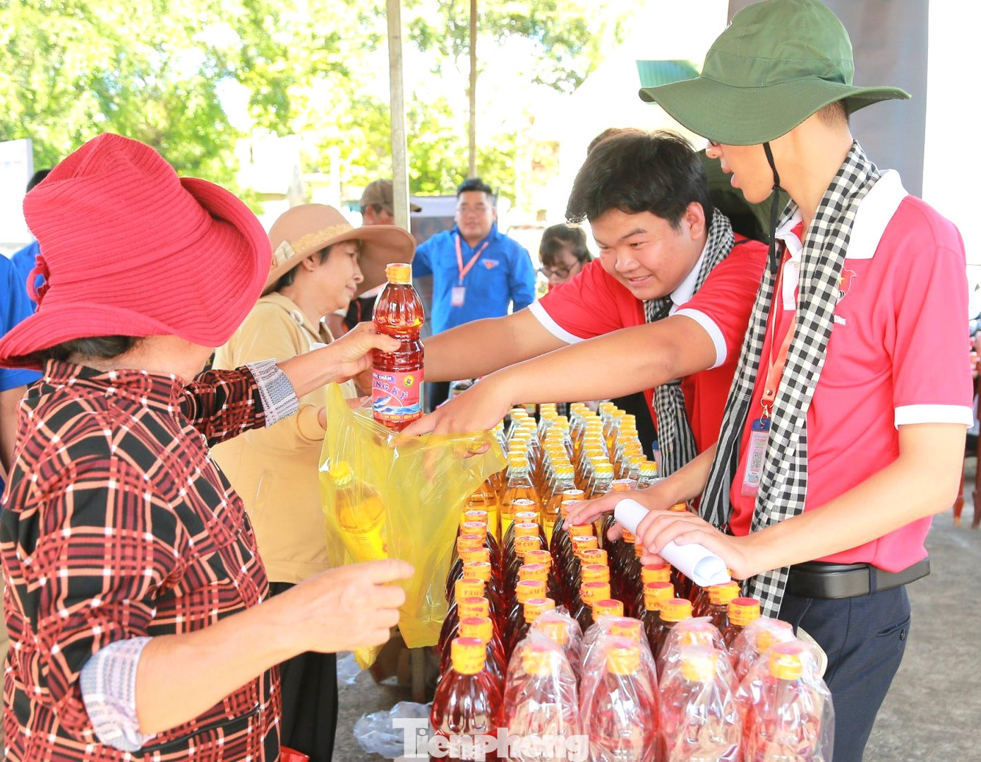 Tuổi trẻ Bình Dương tiến hành trao tặng và thực hiện hoạt động “nấu ăn cho em” với 1.000 suất ăn cho thiếu nhi là con em đồng bào dân tộc thiểu số, tặng công trình cây xanh, sinh hoạt hè, dạy học cho các em thiếu nhi, tổ chức tập huấn các chuyên đề kỹ năng cho đoàn viên thanh niên tại huyện Buôn Đôn. Tuổi trẻ Bình Dương tiến hành trao tặng và thực hiện hoạt động “nấu ăn cho em” với 1.000 suất ăn cho thiếu nhi là con em đồng bào dân tộc thiểu số, tặng công trình cây xanh, sinh hoạt hè, dạy học cho các em thiếu nhi, tổ chức tập huấn các chuyên đề kỹ năng cho đoàn viên thanh niên tại huyện Buôn Đôn.