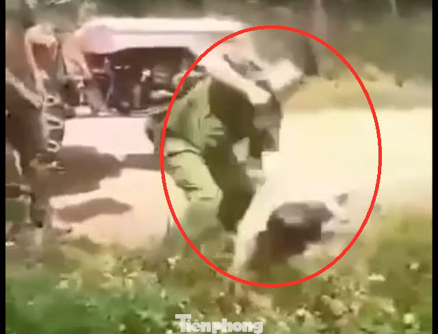 Cán bộ công an đánh nam thanh niên (ảnh cắt từ clip) Cán bộ công an đánh nam thanh niên (ảnh cắt từ clip)