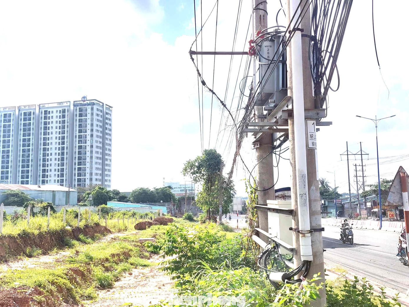 Ngoài ra, Bộ Kế hoạch và Đầu tư đã phúc đáp UBND tỉnh Bình Dương về di dời mạng lưới điện để xây dựng mở rộng quốc lộ 13 cũng đề nghị sử dụng vốn đầu tư công thì chi phí di dời lưới điện đã bao gồm trong chi phí giải phóng mặt bằng trong tổng mức đầu tư dự án.