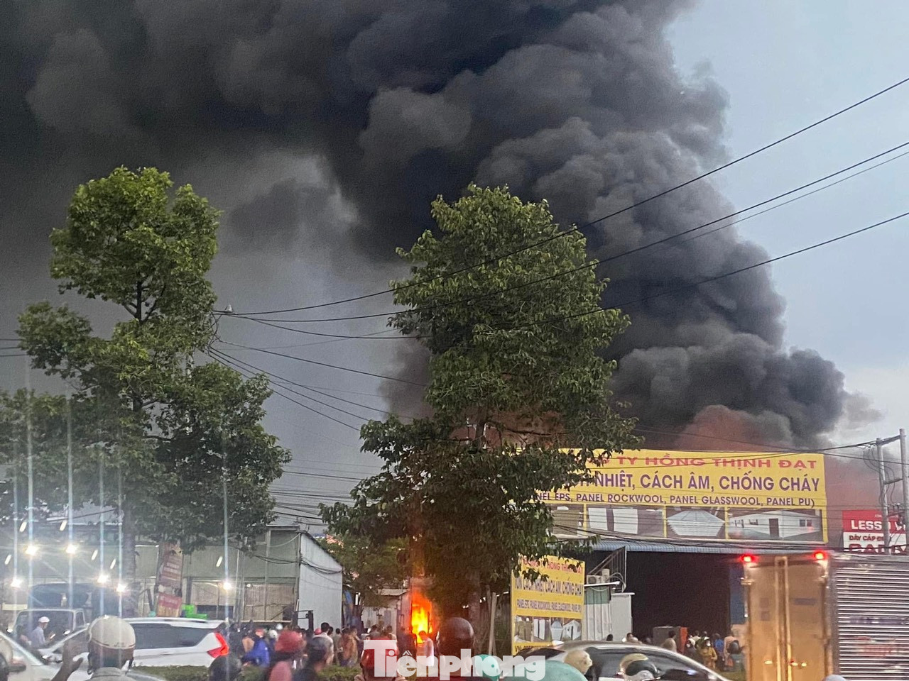 Cột khói cao hàng chục mét