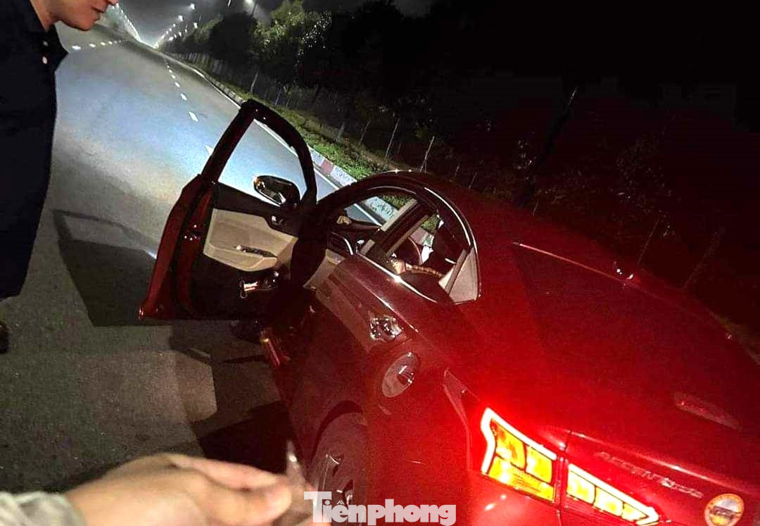 Một chiếc ô tô thủng lốp trên đường Mỹ Phước Tân Vạn Một chiếc ô tô thủng lốp trên đường Mỹ Phước Tân Vạn