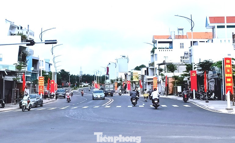 Ngoài ra, tại thị xã Bến Cát, công trình xây dựng cầu Đò mới qua sông Thị Tính được UBND tỉnh Bình Dương phê duyệt dự án tại Quyết định số 2174 với tổng mức đầu tư 312 tỷ đồng, bao gồm 2 hạng mục chính: hạng mục cầu với tổng mức đầu tư 127 tỷ đồng sử dụng vốn ngân sách tỉnh, chiều dài cầu hơn 165m, rộng 20m, thiết kế 4 làn xe, đã được thi công hoàn thành. Đối với hạng mục đường nối vào cầu với tổng mức đầu tư 168 tỷ đồng sử dụng vốn ngân sách thị xã, tổng chiều dài tuyến 590m, rộng 25m, sắp hoàn thành. Công trình được xây dựng nhằm đảm bảo nhu cầu kết nối giao thông khu vực, góp phần tạo trục cảnh quan dọc bờ sông Thị Tính, phát triển vùng đô thị phía Tây của tỉnh Bình Dương.