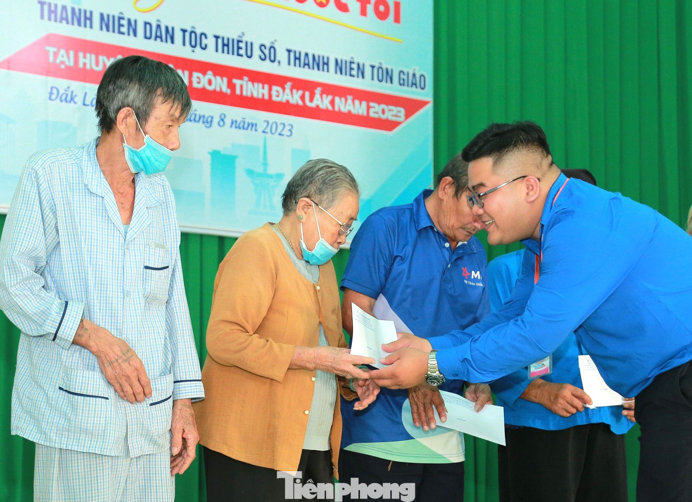 Chị Trần Thị Diễm Trinh, Bí thư Tỉnh Đoàn Bình Dương cho biết, Ngày hội “Tôi yêu Tổ quốc tôi” là hoạt động ý nghĩa để cùng chung tay chăm lo, đồng hành với đồng bào dân tộc thiểu số bằng những công việc cụ thể, thiết thực. Chị Trần Thị Diễm Trinh, Bí thư Tỉnh Đoàn Bình Dương cho biết, Ngày hội “Tôi yêu Tổ quốc tôi” là hoạt động ý nghĩa để cùng chung tay chăm lo, đồng hành với đồng bào dân tộc thiểu số bằng những công việc cụ thể, thiết thực.
