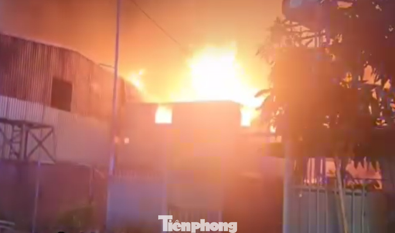 Lửa bao trùm nhà xưởng