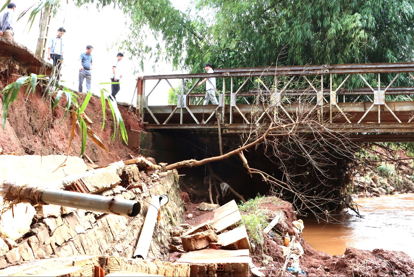 Sạt lở tại cầu Suối Nhung (xã Tân Lợi, huyện Đồng Phú)