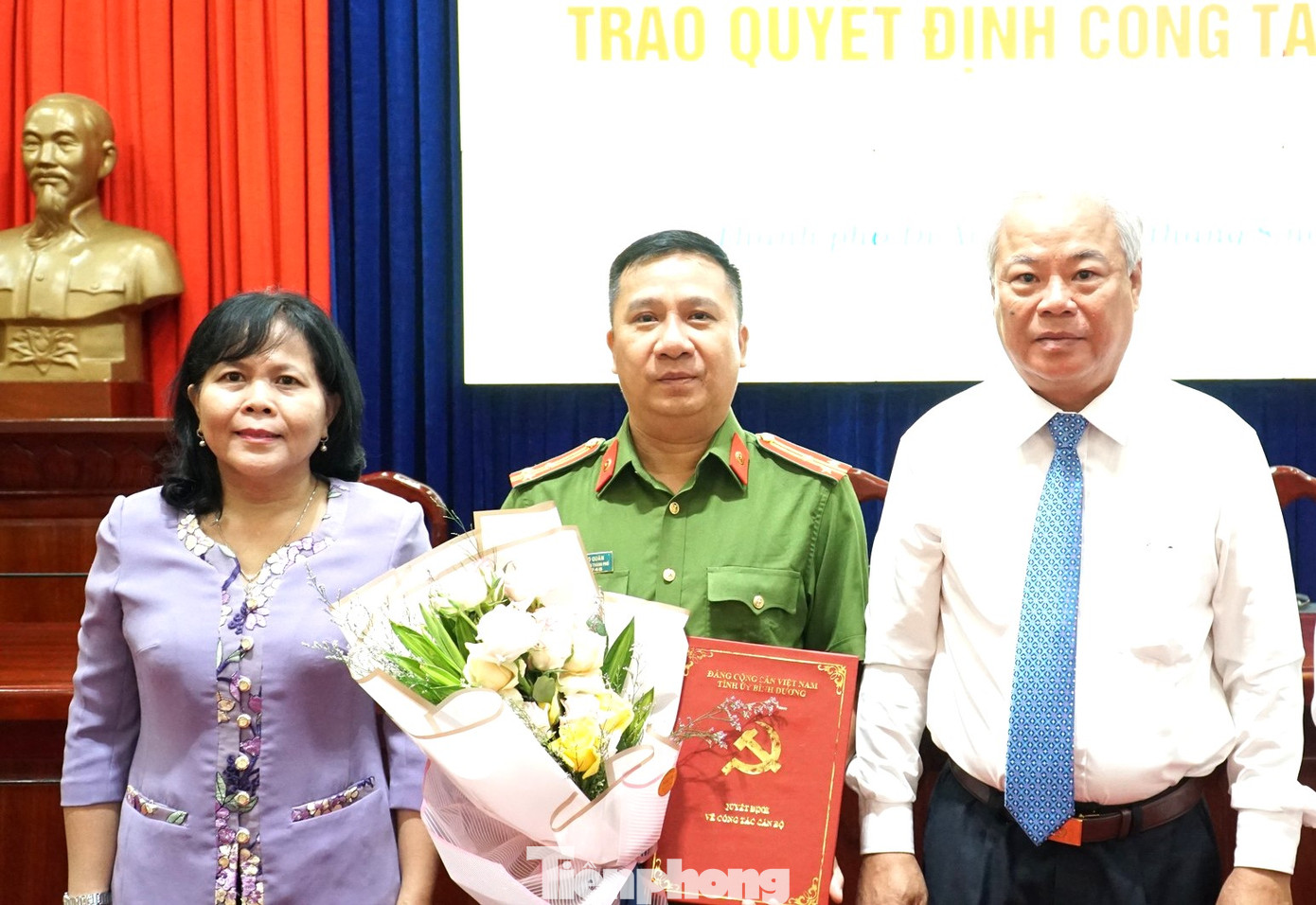 Thượng tá Đàm Bảo Quân (giữa) nhận quyết định chuẩn y Ủy viên Ban Thường vụ Thành ủy Dĩ An Thượng tá Đàm Bảo Quân (giữa) nhận quyết định chuẩn y Ủy viên Ban Thường vụ Thành ủy Dĩ An