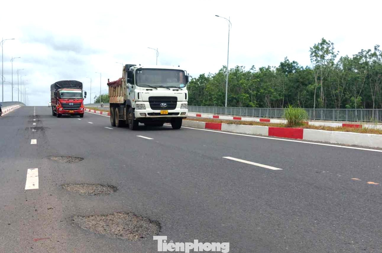 Dù đưa vào sử dụng chưa lâu song đến nay đoạn đường vẫn vào cầu và trên cầu xuất hiện nhiều “sống trâu”, “ổ gà”.