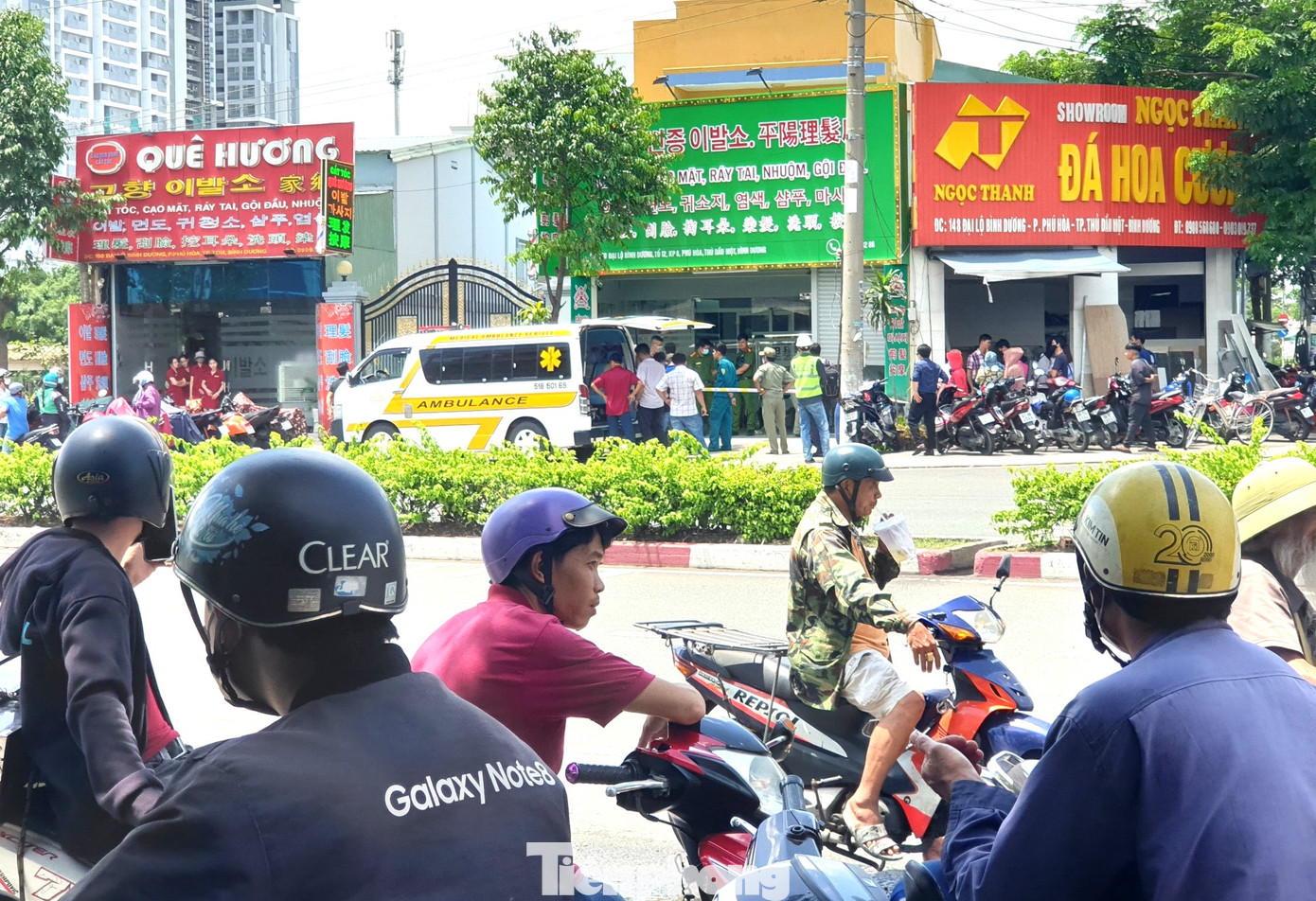 Người đi đường hiếu kỳ dừng lại theo dõi Người đi đường hiếu kỳ dừng lại theo dõi