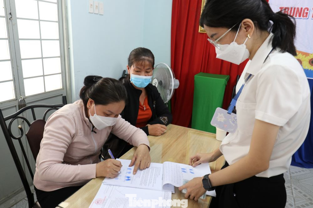 Người dân làm thủ tục nhận tiền bồi thường tại dự án đường Vành đai 3 TPHCM Người dân làm thủ tục nhận tiền bồi thường tại dự án đường Vành đai 3 TPHCM