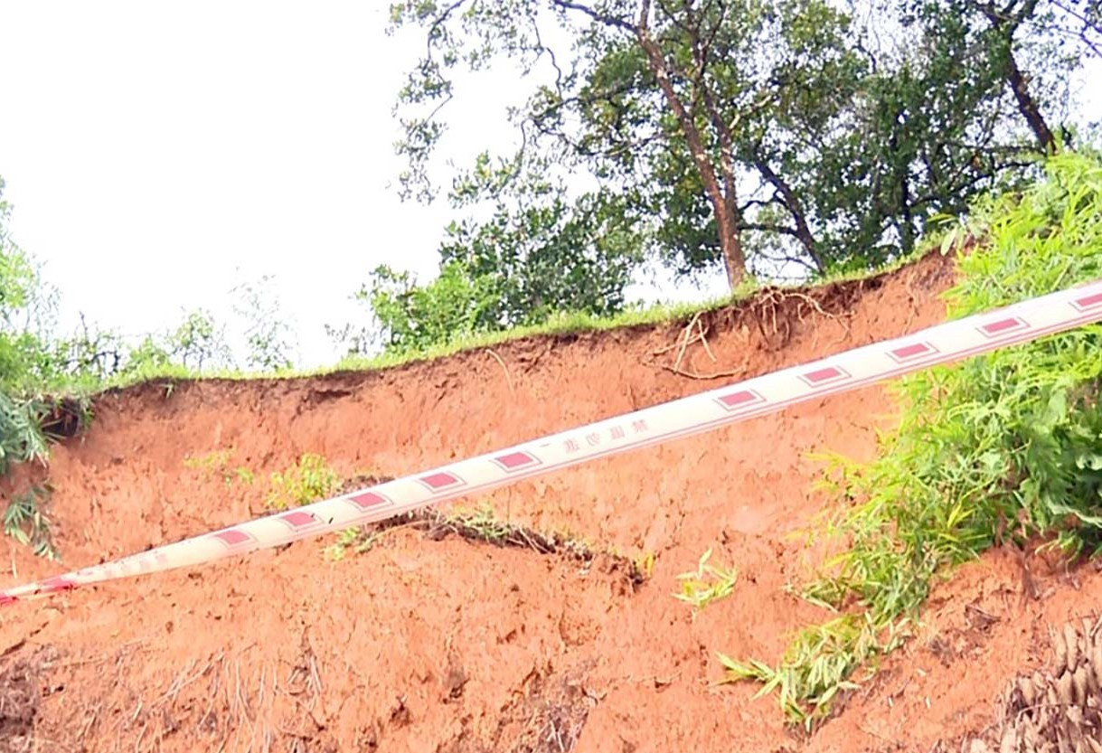 Đất bên đường ĐT 753B sạt lở