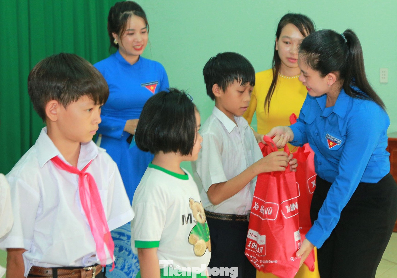 Trong khuôn khổ chương trình, Ban Thường vụ Tỉnh Đoàn Bình Dương trao tặng bảng tượng trưng các công trình, phần việc thực hiện tại xã Eabar, huyện Buôn Đôn trong chiến dịch tình nguyện “Kỳ nghỉ hồng – Hoa phượng đỏ” với tổng giá trị 210 triệu đồng. Cũng tại chương trình này, ban tổ chức đã tiến hành trao tặng 10 suất quà cho các em thiếu nhi và 20 người dân là đồng bào dân tộc thiểu số. Trong khuôn khổ chương trình, Ban Thường vụ Tỉnh Đoàn Bình Dương trao tặng bảng tượng trưng các công trình, phần việc thực hiện tại xã Eabar, huyện Buôn Đôn trong chiến dịch tình nguyện “Kỳ nghỉ hồng – Hoa phượng đỏ” với tổng giá trị 210 triệu đồng. Cũng tại chương trình này, ban tổ chức đã tiến hành trao tặng 10 suất quà cho các em thiếu nhi và 20 người dân là đồng bào dân tộc thiểu số.