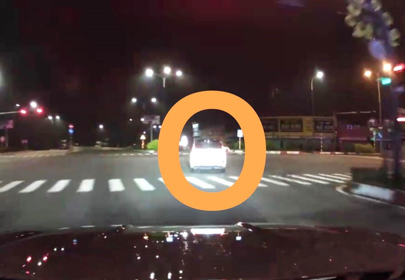 Chiếc xe ô tô (vòng tròn) rải vật nhọn kim loại khi bị công an truy đuổi