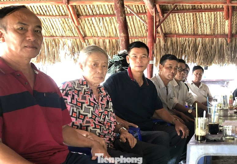 Hầu hết các nhân viên bảo vệ đều lớn tuổi, làm việc không có hợp đồng lao động.