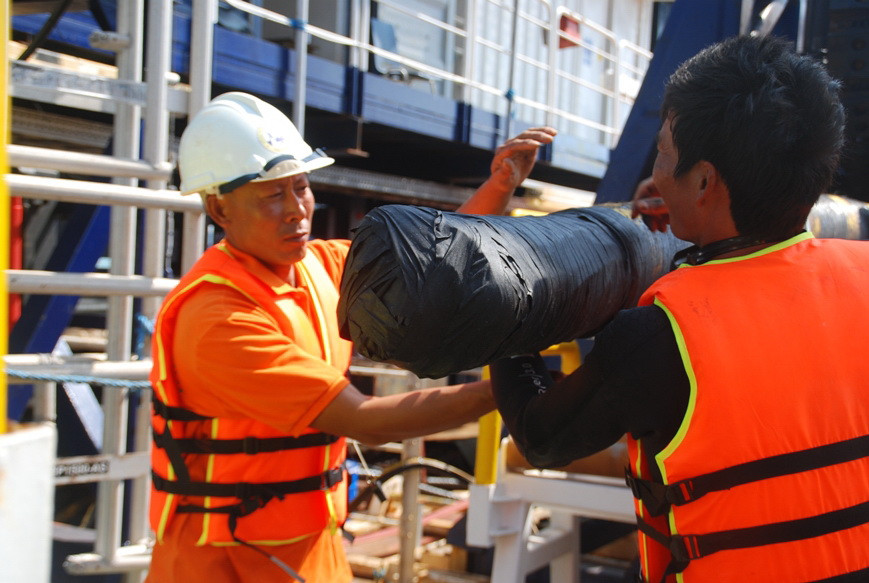 Do sợi cáp được chế tạo cực kỳ đặc biệt và lõi cáp sẽ dễ bị hỏng nếu tiếp xúc với nước biển hay là ánh sáng mặt trời nên sau khi cắt sợi cáp, những kỹ sư Việt Nam nhanh chóng bịt kỹ đầu cáp