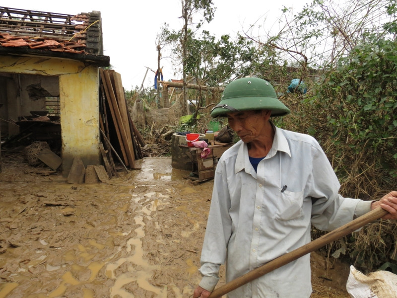 Ông Lới nói, cả hai ông bà đều bị thương đau nhức cả người, muốn đi viện nhưng không có tiền