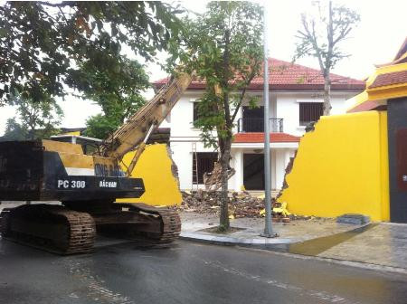 Cty Tập đoàn Phương Bắc đang phá dỡ tòa biệt thự trái phép Ảnh: Nam Dũng