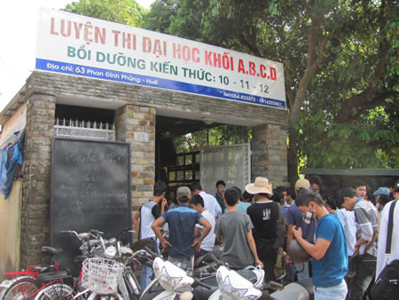 Học sinh chen chân tại lò luyện thi ở đường Phan Đình Phùng