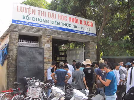 Học sinh chen chân tại lò luyện thi ở đường Phan Đình Phùng. Học sinh chen chân tại lò luyện thi ở đường Phan Đình Phùng