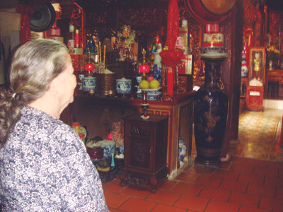 Bà Diệp trong ngôi đền thờ đang bị yêu cầu phát mại. Bà Diệp trong ngôi đền thờ đang bị yêu cầu phát mại