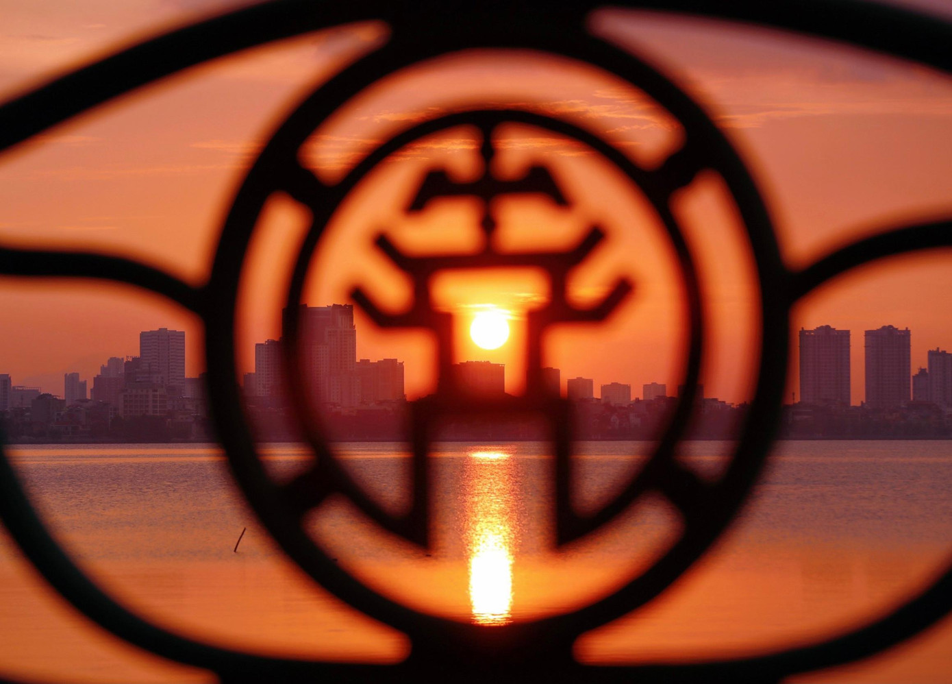 Nếu như được hỏi, ở đâu yên bình nhất thì chắc chắn người Hà Nội sẽ trả lời “Hồ Tây”. Bởi, dù thành phố có chật chội, xô bồ thế nào đi nữa thì khi dừng chân ở bất cứ con đường nào xung quanh hồ, bạn đều có thể tận hưởng vẻ đẹp yên bình khó có thể tìm thấy ở nơi nào khác.