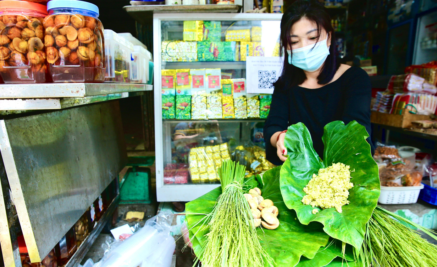 Mùa thu Hà Nội về không chỉ mang đến không gian lãng mạn mà còn mang đến những món đặc sản rất riêng. Và thức quà của mùa thu phải kể đến đầu tiên là cốm và các sản phẩm từ cốm như chè cốm, bánh cốm… thơm ngon, dẻo mềm khiến bao tín đồ ẩm thực Hà Nội mê mẩn. Cốm, sen, sấu, bưởi... là những món ăn đã làm nên thương hiệu của mùa thu Hà Nội, khiến bất kỳ ai đi xa cũng nhớ đến nao lòng.