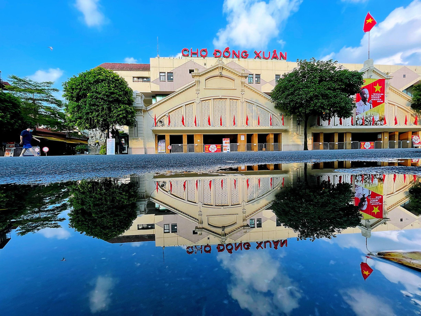 Không còn cái nắng dữ dội đổ lửa của mùa hè. Nắng thu trở lại dịu dàng hơn, ngọt ngào hơn cùng với sự đỏng đảnh của thời tiết khiến tâm hồn người Hà Nội trở nên trong trẻo hơn, thanh bình hơn.