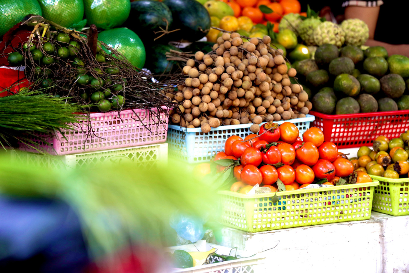 Mùa thu Hà Nội cũng về với một số thứ quả đặc trưng mà ai nghe thấy cũng thích như quả hồng, quả na...