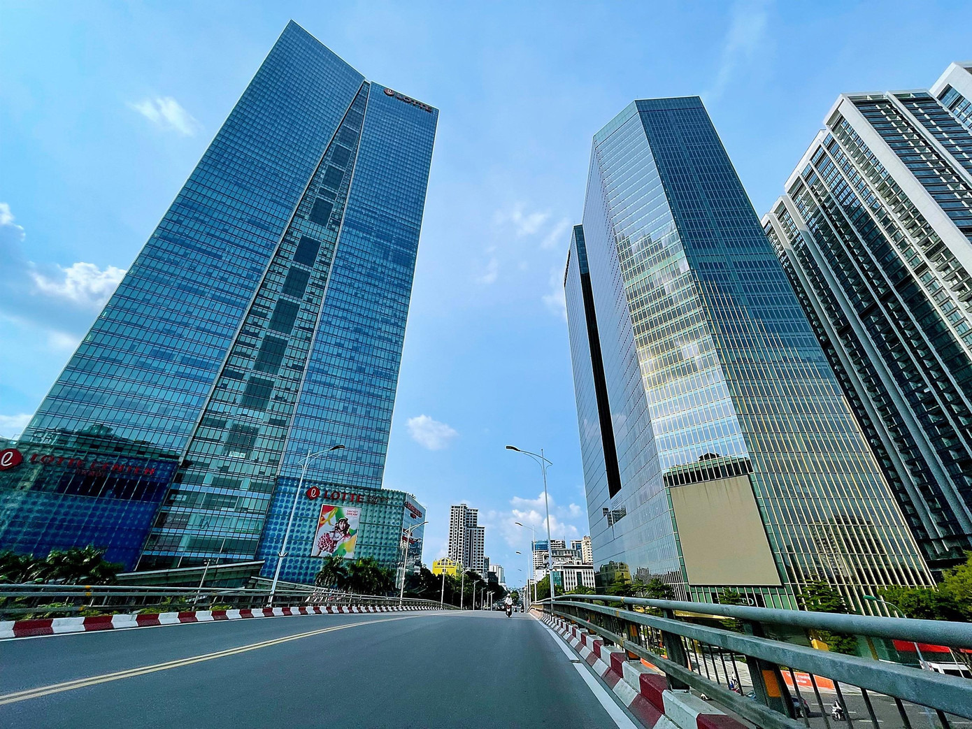 Những công trình, toà nhà cao tầng hiện đại ngày một nhiều ở Thủ đô đang vươn lên trong trời thu xanh trong.