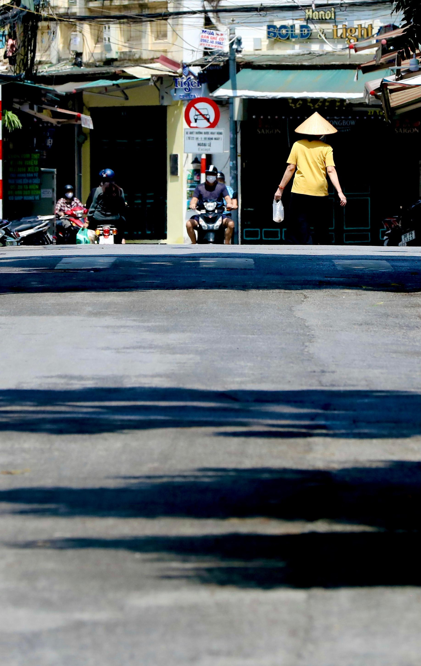 Hà Nội đang vào thu, mùa của những cơn mưa bất chợt, của những cơn gió heo may thổi khẽ và cả không khí se lạnh len lỏi qua từng góc phố. Đây cũng là mùa của tình yêu, của nỗi nhớ ùa về trong tâm hồn của những người Hà Nội xa xứ.