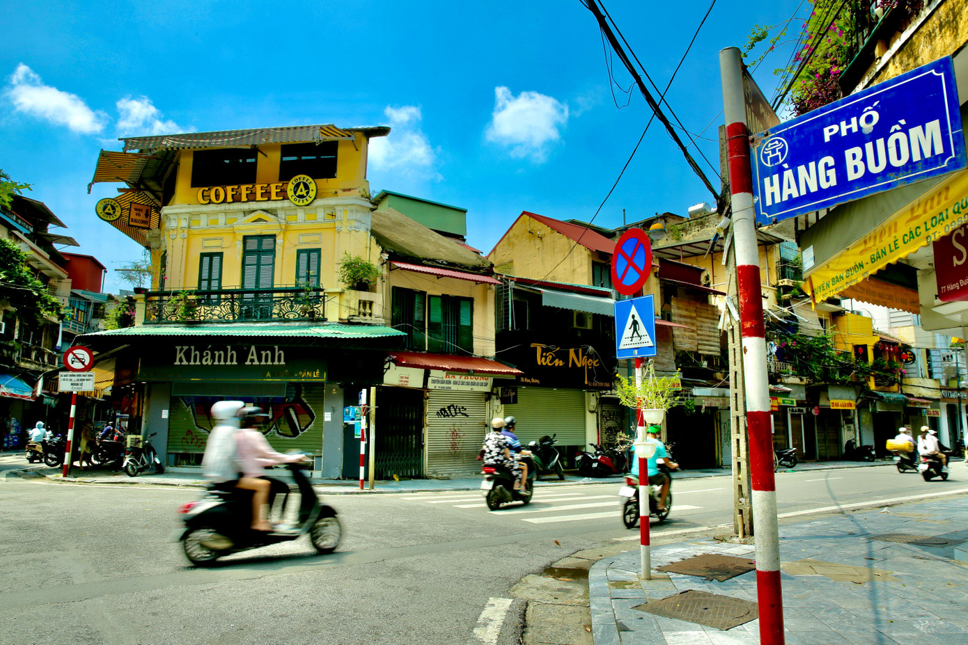 Dịch COVID -19 đã lấy đi sở thích của một số người dân Thủ đô, đó là ngồi nhâm nhi cốc cà phê bên hè đường, ngắm phố cổ trong chiếc áo vàng ngọt ngào của nắng thu.