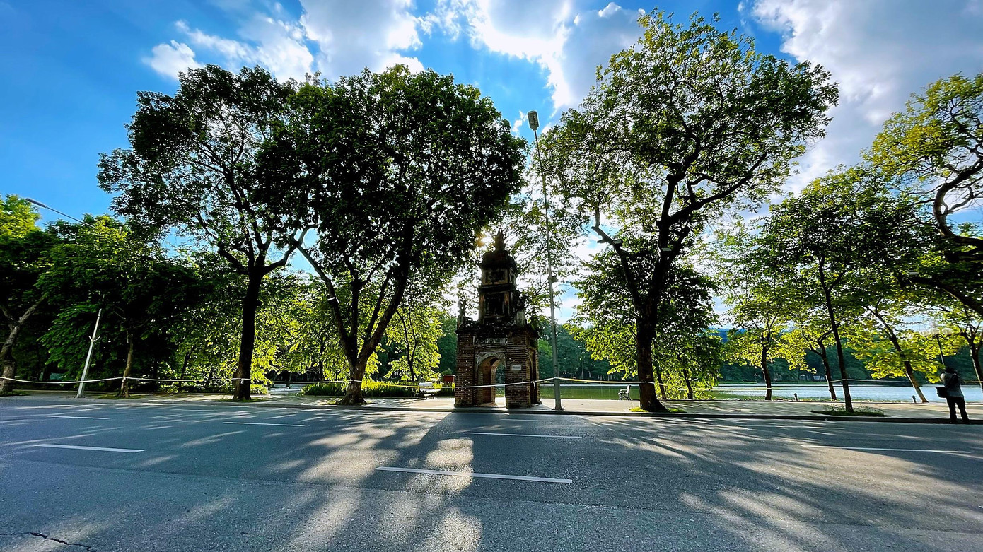 Thu Hà Nội dường như hội tụ những sắc thái đẹp nhất của mùa thu xứ Bắc: Vừa đủ dịu dàng lãng mạn, vừa đủ quyến rũ mộng mơ mà vẫn luôn mới mẻ. Nhiều người ở xa vì yêu thu Hà Nội mà trở đi trở lại như kẻ si tình.