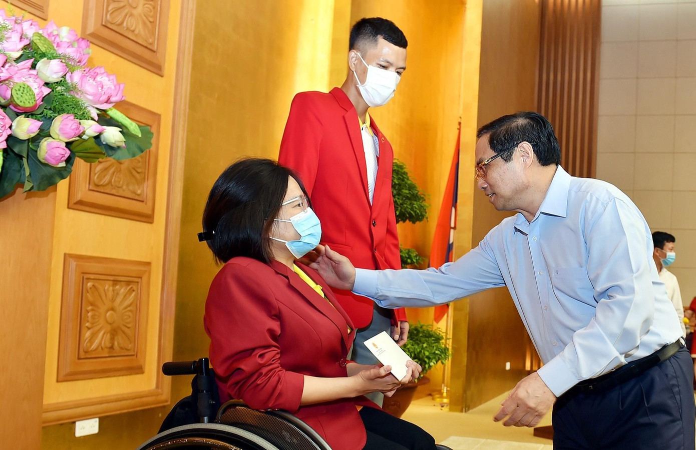 Thủ tướng Phạm Minh Chính và vận động viên khuyết tật Trần Thị Bích Thủy Thủ tướng Phạm Minh Chính và vận động viên khuyết tật Trần Thị Bích Thủy