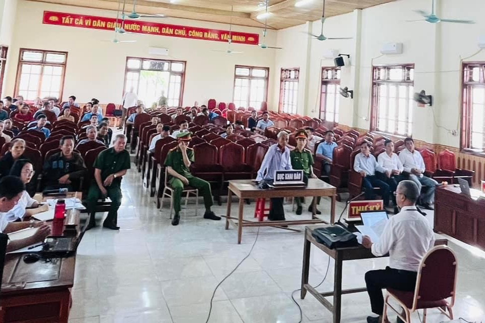 Phiên toà xét xử lưu động tại xã Kim Hoa đối với Đoàn Quang Dương. Phiên toà xét xử lưu động tại xã Kim Hoa đối với Đoàn Quang Dương.