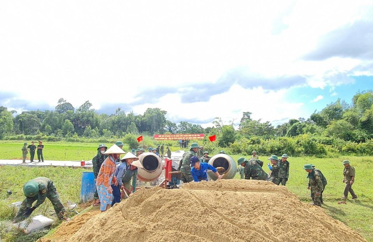 Từ ngày 16-30/7, thực hiện nhiệm vụ hành quân dã ngoại, dân vận gắn với giúp đỡ các địa phương khó khăn xây dựng Nông thôn mới, gần 300 cán bộ chiến sĩ thuộc Lữ đoàn Pháo binh 16, Lữ đoàn Công binh 414, Lữ đoàn 283 Phòng không (Quân khu 4) và Trung đoàn 841 (Bộ CHQS tỉnh Hà Tĩnh) đã đến tại các xã như Hà Linh, Điền Mỹ, Lộc Yên và Hương Lâm để hỗ trợ người dân làm đường, dời nhà chỉnh trang vườn tược.. Từ ngày 16-30/7, thực hiện nhiệm vụ hành quân dã ngoại, dân vận gắn với giúp đỡ các địa phương khó khăn xây dựng Nông thôn mới, gần 300 cán bộ chiến sĩ thuộc Lữ đoàn Pháo binh 16, Lữ đoàn Công binh 414, Lữ đoàn 283 Phòng không (Quân khu 4) và Trung đoàn 841 (Bộ CHQS tỉnh Hà Tĩnh) đã đến tại các xã như Hà Linh, Điền Mỹ, Lộc Yên và Hương Lâm để hỗ trợ người dân làm đường, dời nhà chỉnh trang vườn tược..