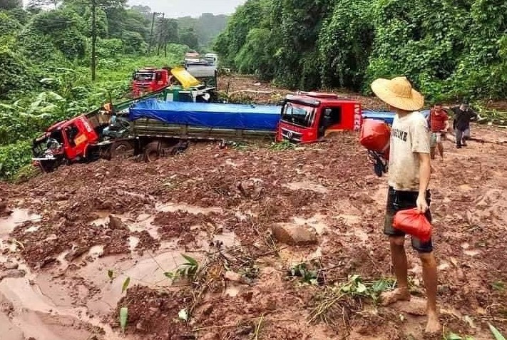 Khu vực xảy ra sạt lở hiện vẫn đang được khắc phục, chưa thể lưu thông. Khu vực xảy ra sạt lở hiện vẫn đang được khắc phục, chưa thể lưu thông.