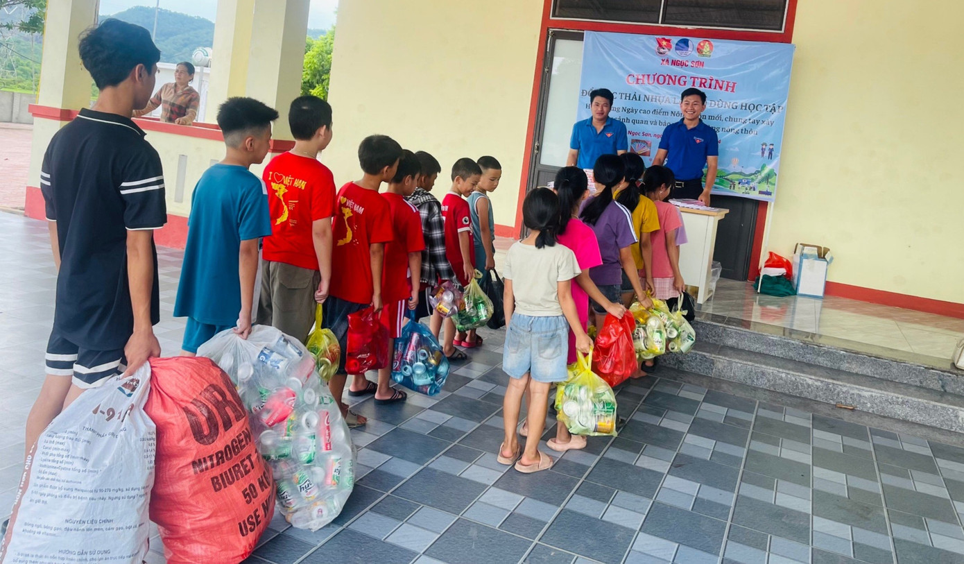 Từ ngày 20/7 đến nay, các tổ chức Đoàn các xã, thị trấn trên toàn huyện Thạch Hà (Hà Tĩnh) đồng loạt tổ chức chương trình đổi rác thải tái chế lấy đồ dùng học tập và cây xanh.