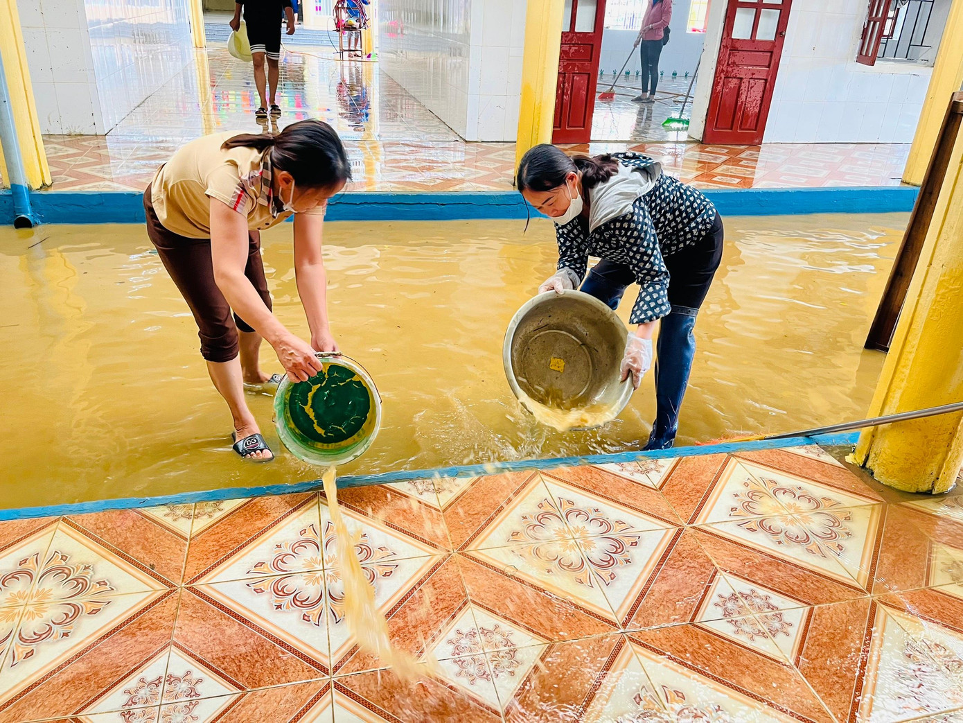 Nước vẫn còn mấp mé ngoài sân, nhưng với tinh thần nước rút tới đâu thu dọn tới đó, giáo viên, phụ huynh cùng đến trường để dọn dẹp lại toàn bộ phòng học bị ngập, đặt lại bàn ghế, đồ dùng học tập. Nước vẫn còn mấp mé ngoài sân, nhưng với tinh thần nước rút tới đâu thu dọn tới đó, giáo viên, phụ huynh cùng đến trường để dọn dẹp lại toàn bộ phòng học bị ngập, đặt lại bàn ghế, đồ dùng học tập.