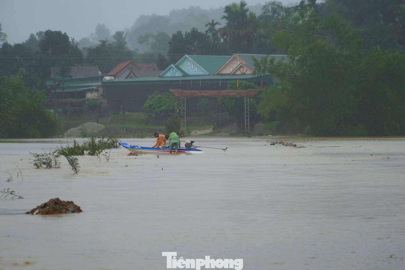 Mưa lũ gây ngập úng nhiều tuyến đường, người dân dùng thuyền để di chuyển.