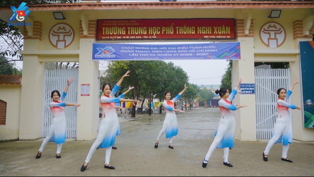 Trường THPT Nghi Xuân thực hiện màn đồng diễn "Vũ điệu thanh niên" chào mừng Đại hội Đoàn.