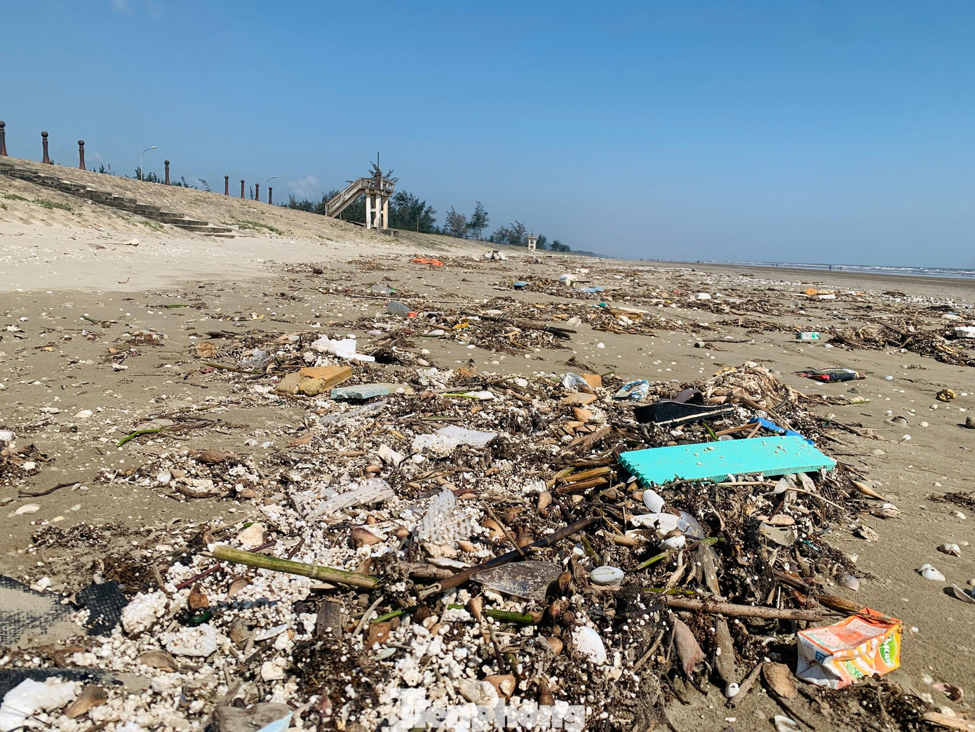 Dọc bờ biển kéo dài hơn 3km rác tràn ngập.
