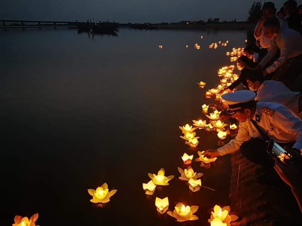 Cựu binh Gạc Ma - Lê Hữu Thảo nói, năm nào cũng vậy, đến thời điểm này các gia đình liệt sĩ, thân nhân cùng đến thả đèn hoa đăng để tưởng nhớ người thân, đồng đội. Việc làm này nhằm hướng về cội nguồn, tri ân những đồng đội đã ngã xuống vì đất nước. Đồng thời là sự kiện nhắc nhở thế hệ trẻ truyền thống uống nước nhớ nguồn, giáo dục con em về sự hy sinh, cống hiến, xả thân để bảo vệ chủ quyền biển đảo thiêng liêng của Tổ quốc. Cựu binh Gạc Ma - Lê Hữu Thảo nói, năm nào cũng vậy, đến thời điểm này các gia đình liệt sĩ, thân nhân cùng đến thả đèn hoa đăng để tưởng nhớ người thân, đồng đội. Việc làm này nhằm hướng về cội nguồn, tri ân những đồng đội đã ngã xuống vì đất nước. Đồng thời là sự kiện nhắc nhở thế hệ trẻ truyền thống uống nước nhớ nguồn, giáo dục con em về sự hy sinh, cống hiến, xả thân để bảo vệ chủ quyền biển đảo thiêng liêng của Tổ quốc.
