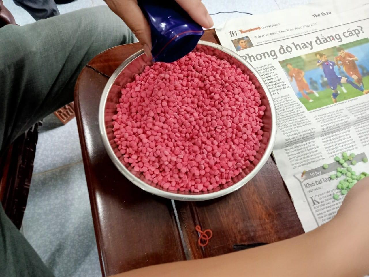 Lực lượng chức năng thu giữ số lượng ma tuý tổng hợp dạng hồng phiến.