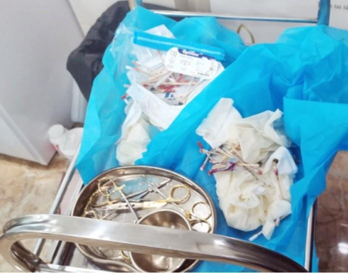 Một số bông, gạc, kéo được phát hiện tại cơ sở thẩm mỹ. Một số bông, gạc, kéo được phát hiện tại cơ sở thẩm mỹ.