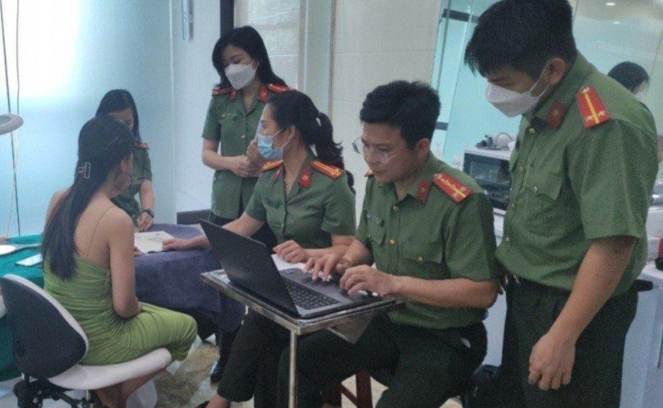 Công an làm việc với một chủ cơ sở thẩm mỹ "chui". Công an làm việc với một chủ cơ sở thẩm mỹ "chui".
