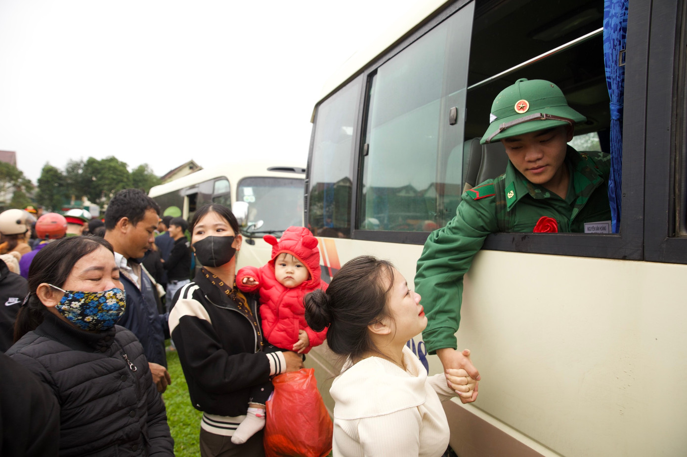 Tân binh tranh thủ thời gian trước lúc lên đường làm nhiệm vụ trò chuyện, nhắn nhủ cùng người thân.