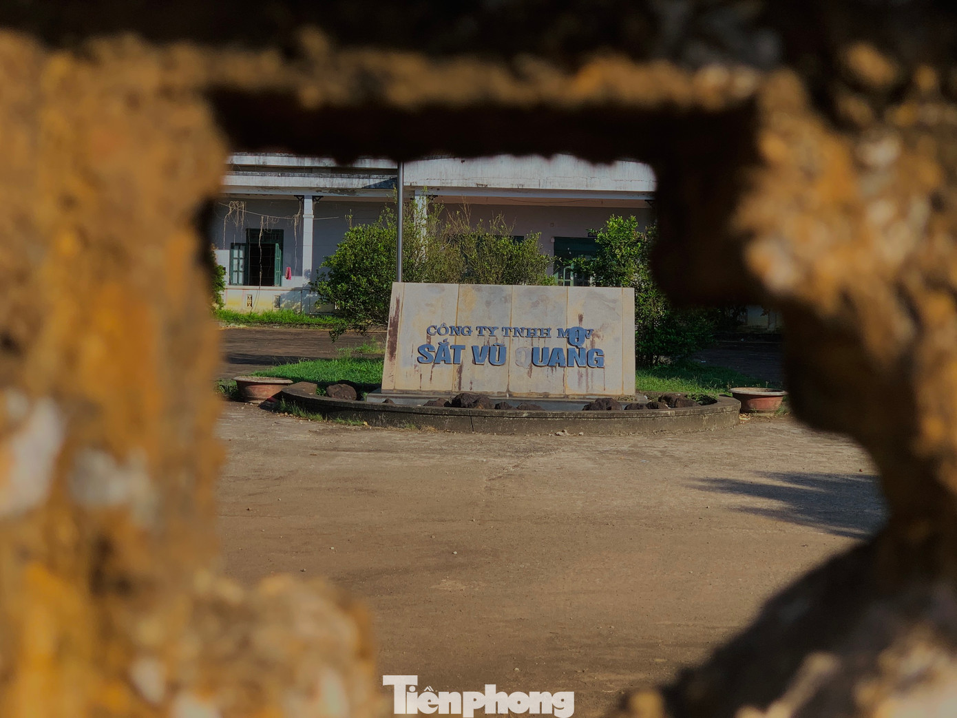 Khi không có đầu ra, Nhà máy tuyển quặng sắt Vũ Quang hoạt động cầm chừng. Đến năm 2012, nhà máy ngừng hoạt động do không có thêm kinh phí vì nợ xấu đã lên đến gần 100 tỷ đồng.