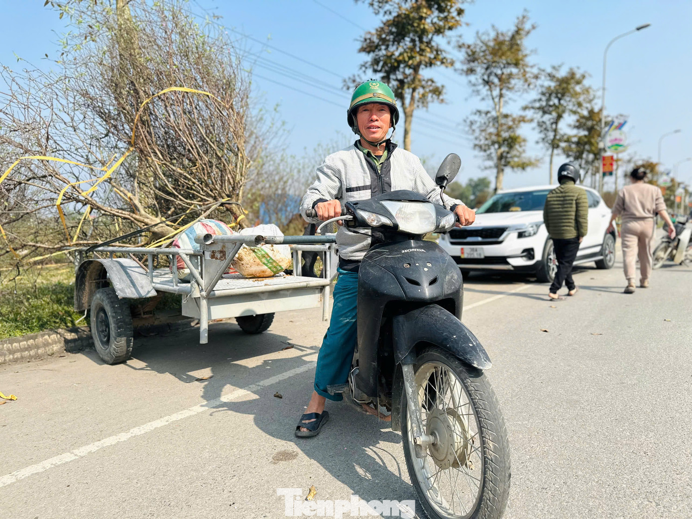 "Giờ nông dân rảnh rỗi, gieo cấy mùa vụ đã xong nên lên đây để kiếm thêm thu nhập để về mua sắm Tết. Dù nghề phụ, chỉ có làm dịp Tết nhưng mang lại nguồn thu khá nên rất vui", ông Tuấn nói.