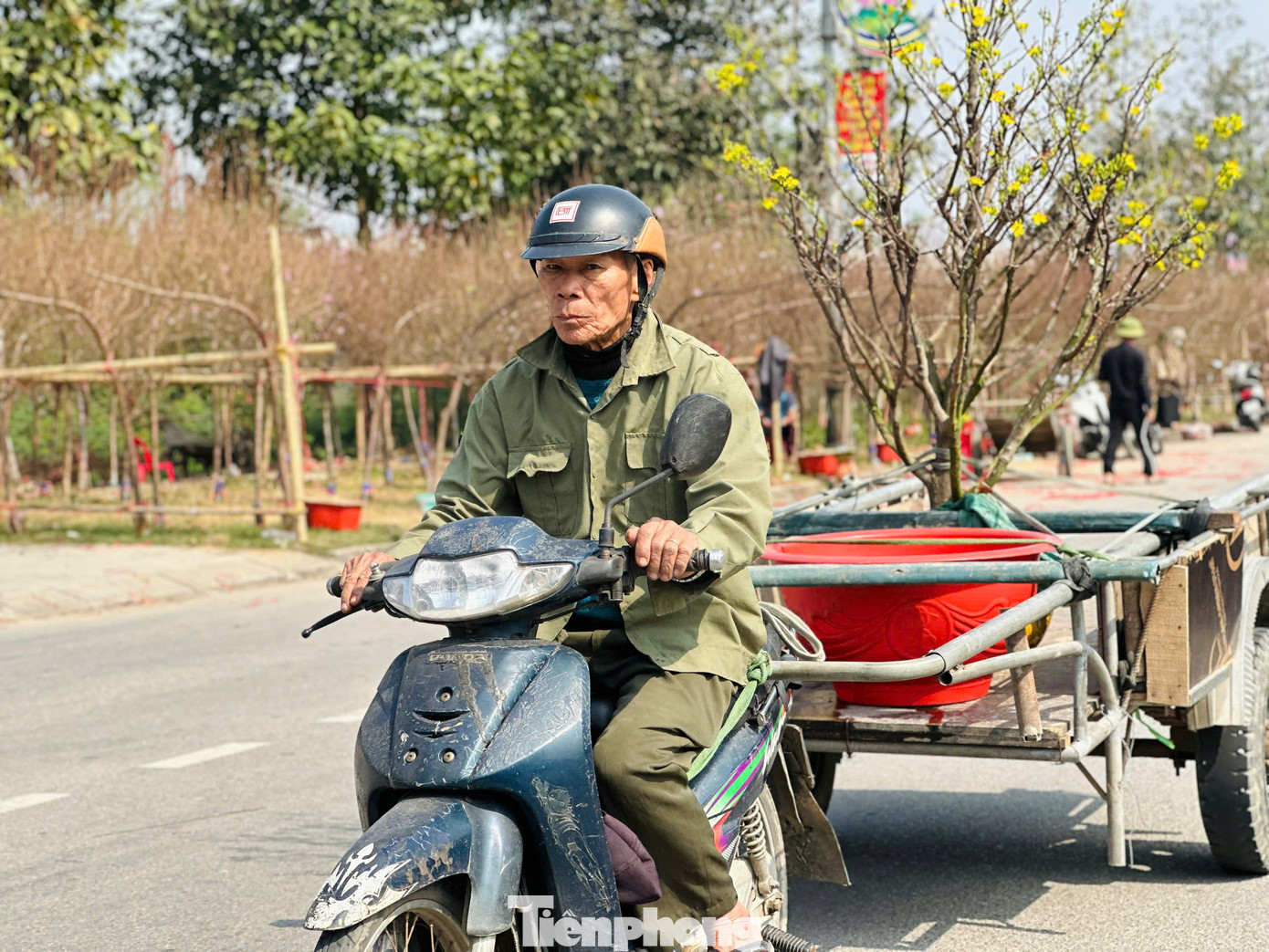Thời điểm này, khi thị trường hoa, cây cảnh tại thành phố Hà Tĩnh trở nên nhộn nhịp cũng là lúc những người hành nghề chở hoa, cây cảnh thuê bắt đầu vào mùa "chạy đua" kiếm thêm thu nhập.